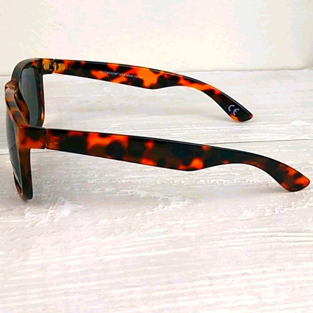 Tortoise Shell Wayfarer 100% UV Sunglasses - Picture 4 of 10